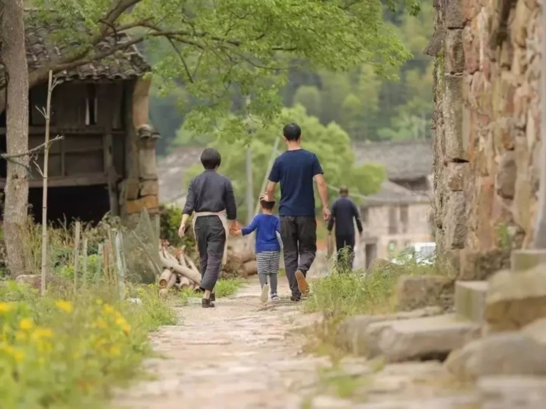 Ngôi nhà bình yên và cuộc sống hạnh phúc của gia đình 3 người đã bán hai mảnh đất ở phố về sống ở ngôi làng cổ  - Ảnh 2.