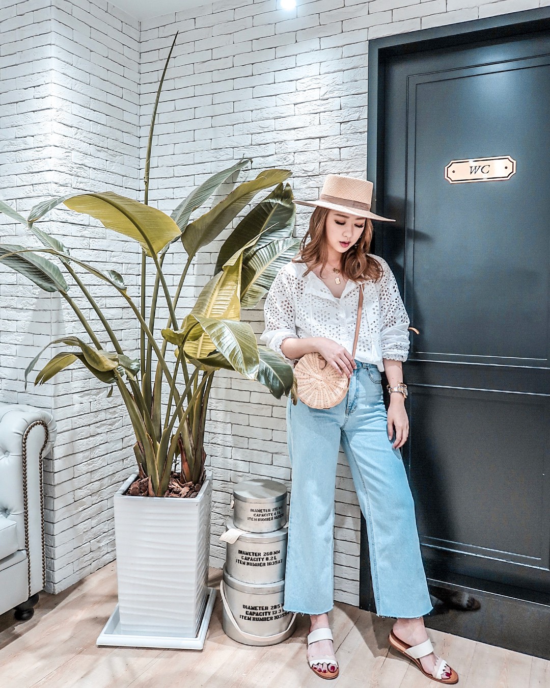 19 chiêu mix&match chất lừ với quần jeans ống rộng, cứ mặc lên là cao thêm cả chục phân chứ chẳng ít - Ảnh 21.