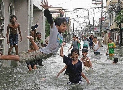 20 cảnh ngập lụt khắp thế giới: Cách duy nhất để vượt qua nghịch cảnh là phải lầy lội hơn cả nước lũ thì mới được - Ảnh 1.