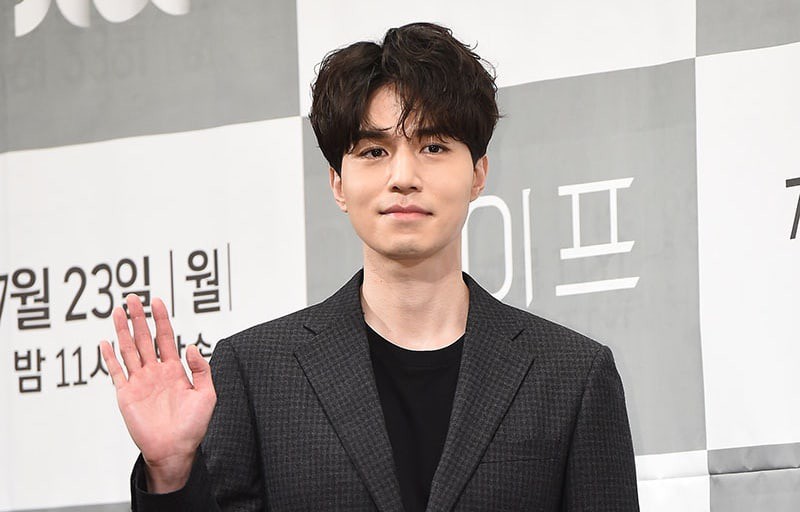 Hậu chia tay Suzy, thần chết Lee Dong Wook trở lại với phim truyền hình mới - Ảnh 1. Hậu chia tay Suzy, thần chết Lee Dong Wook trở lại với phim truyền hình mới - Ảnh 1.