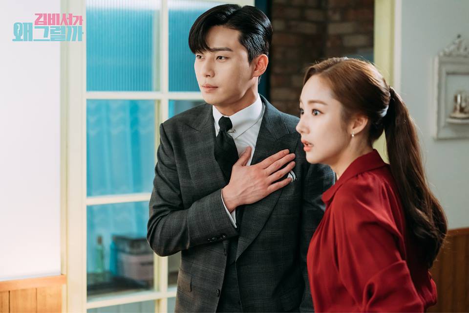 Xem hậu trường mới nhất của Thư Ký Kim, fan chỉ chú ý đến bàn tay kì lạ của Park Seo Joon - Ảnh 17.