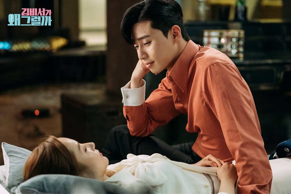 Xem hậu trường mới nhất của Thư Ký Kim, fan chỉ chú ý đến bàn tay kì lạ của Park Seo Joon - Ảnh 20.