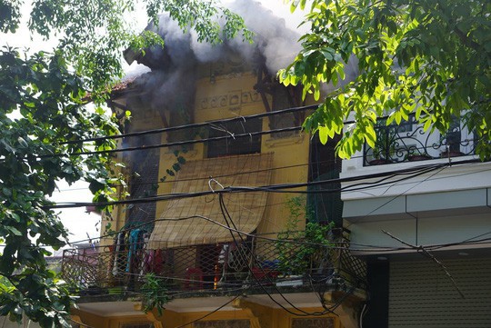 Hà Nội: Cháy lớn nhà kiểu Pháp trên phố, trẻ em lao thoát ra ngoài - Ảnh 6.