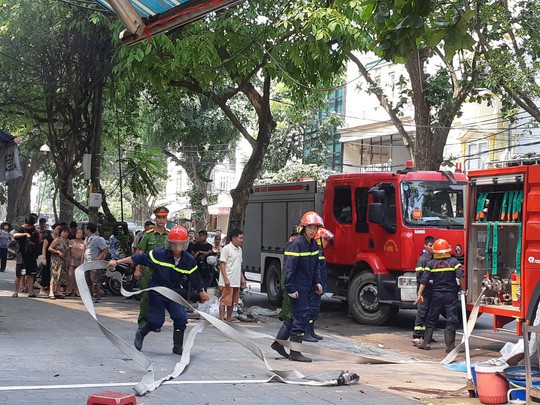 Hà Nội: Cháy lớn nhà kiểu Pháp trên phố, trẻ em lao thoát ra ngoài - Ảnh 8.