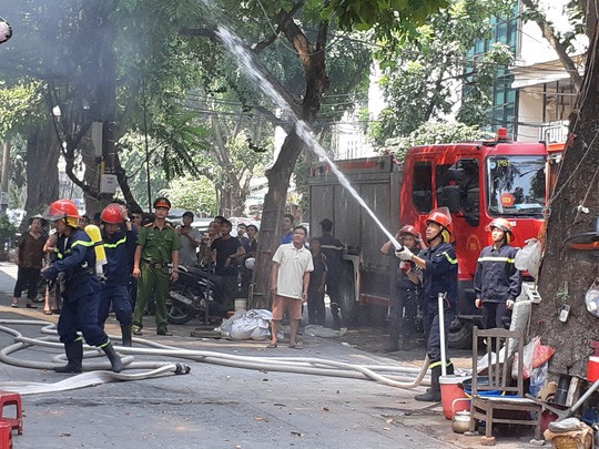 Hà Nội: Cháy lớn nhà kiểu Pháp trên phố, trẻ em lao thoát ra ngoài - Ảnh 9.