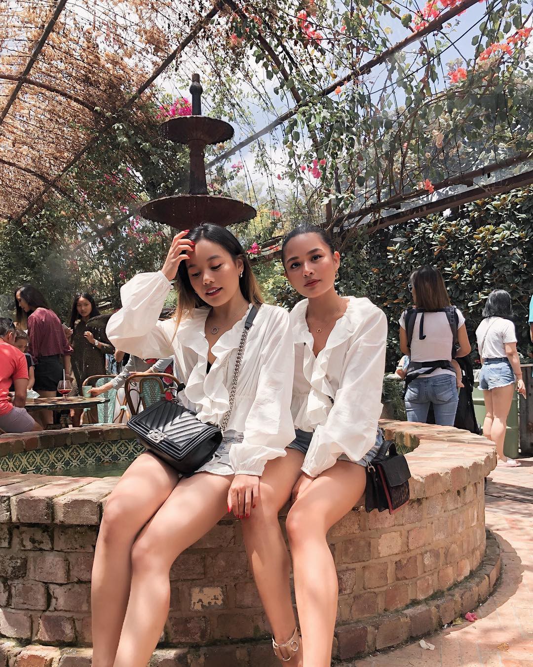 Mặc màu trắng sang chảnh, cá tính nhờ cách mix đẹp mỹ mãn từ cặp chị em blogger gốc Việt - Ảnh 2.