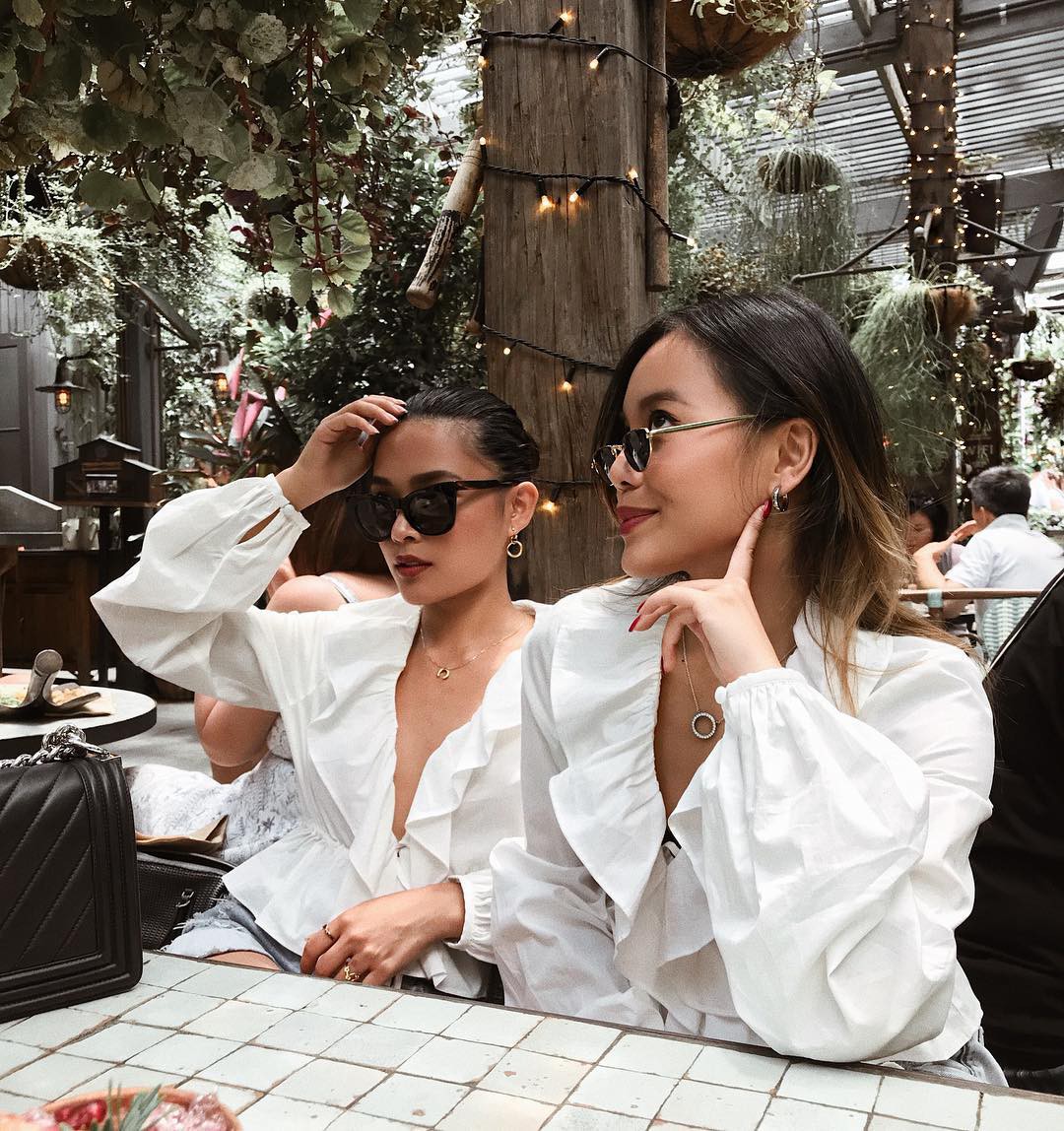 Mặc màu trắng sang chảnh, cá tính nhờ cách mix đẹp mỹ mãn từ cặp chị em blogger gốc Việt - Ảnh 1.