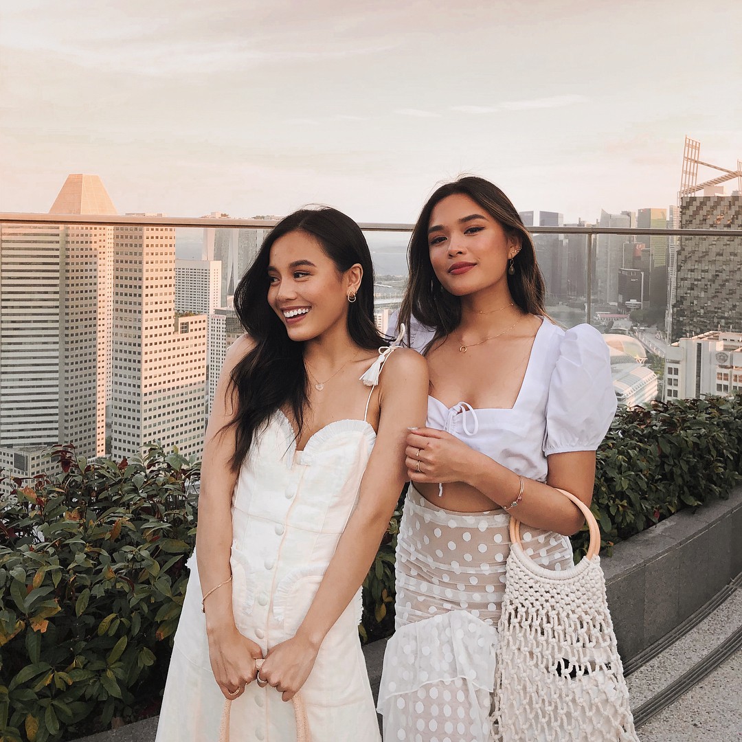 Mặc màu trắng sang chảnh, cá tính nhờ cách mix đẹp mỹ mãn từ cặp chị em blogger gốc Việt - Ảnh 3.