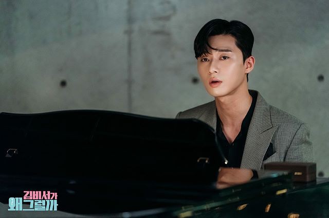 Fan đổ gục trước hình ảnh Park Seo Joon mặc vest ngồi bên đàn piano như nam thần - Ảnh 1.