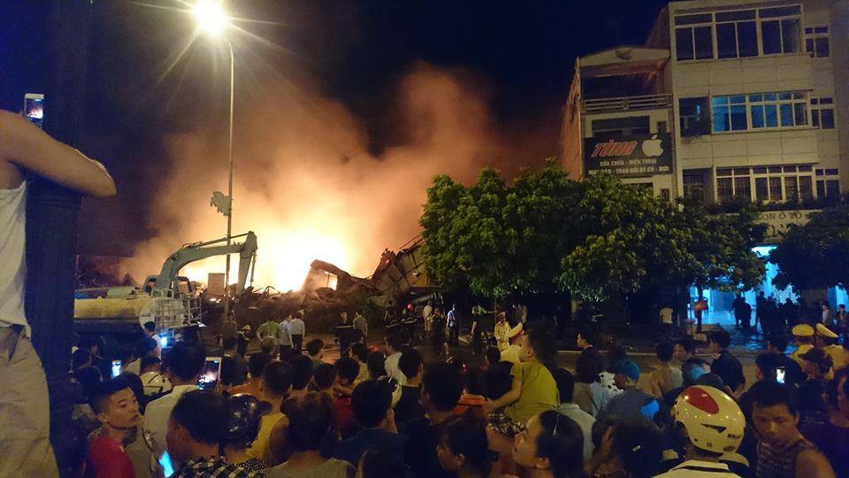 Hưng Yên: Cháy cực lớn ở nhà máy nhựa rồi lan sang chợ Gạo trong đêm - Ảnh 3.