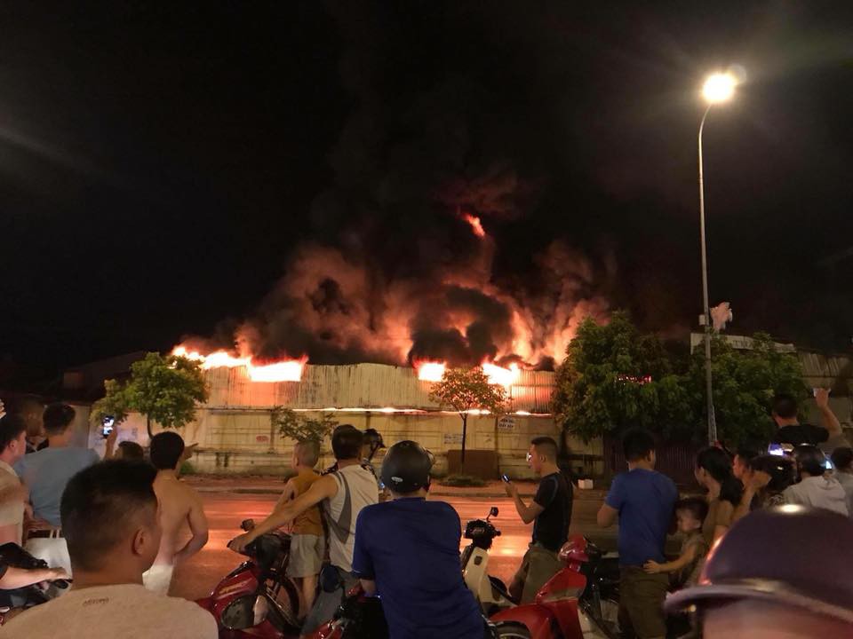 Hưng Yên: Cháy cực lớn ở nhà máy nhựa rồi lan sang chợ Gạo trong đêm - Ảnh 2.