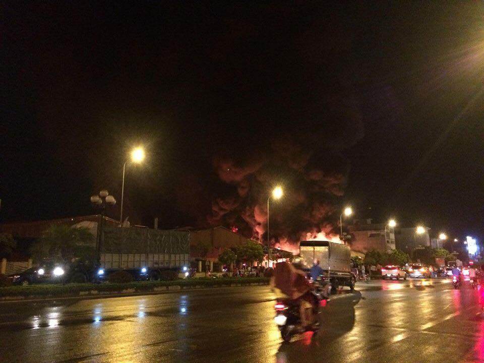 Hưng Yên: Cháy cực lớn ở nhà máy nhựa rồi lan sang chợ Gạo trong đêm - Ảnh 4.