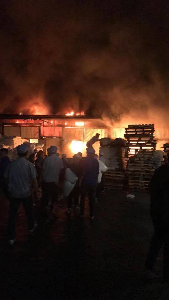 Hưng Yên: Cháy cực lớn ở nhà máy nhựa rồi lan sang chợ Gạo trong đêm - Ảnh 1.
