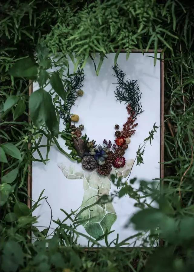 Cô gái sống trong rừng, cùng chồng xây ngôi nhà hoa rộng 300m² với những tác phẩm nghệ thuật ấn tượng từ thiên nhiên - Ảnh 17.