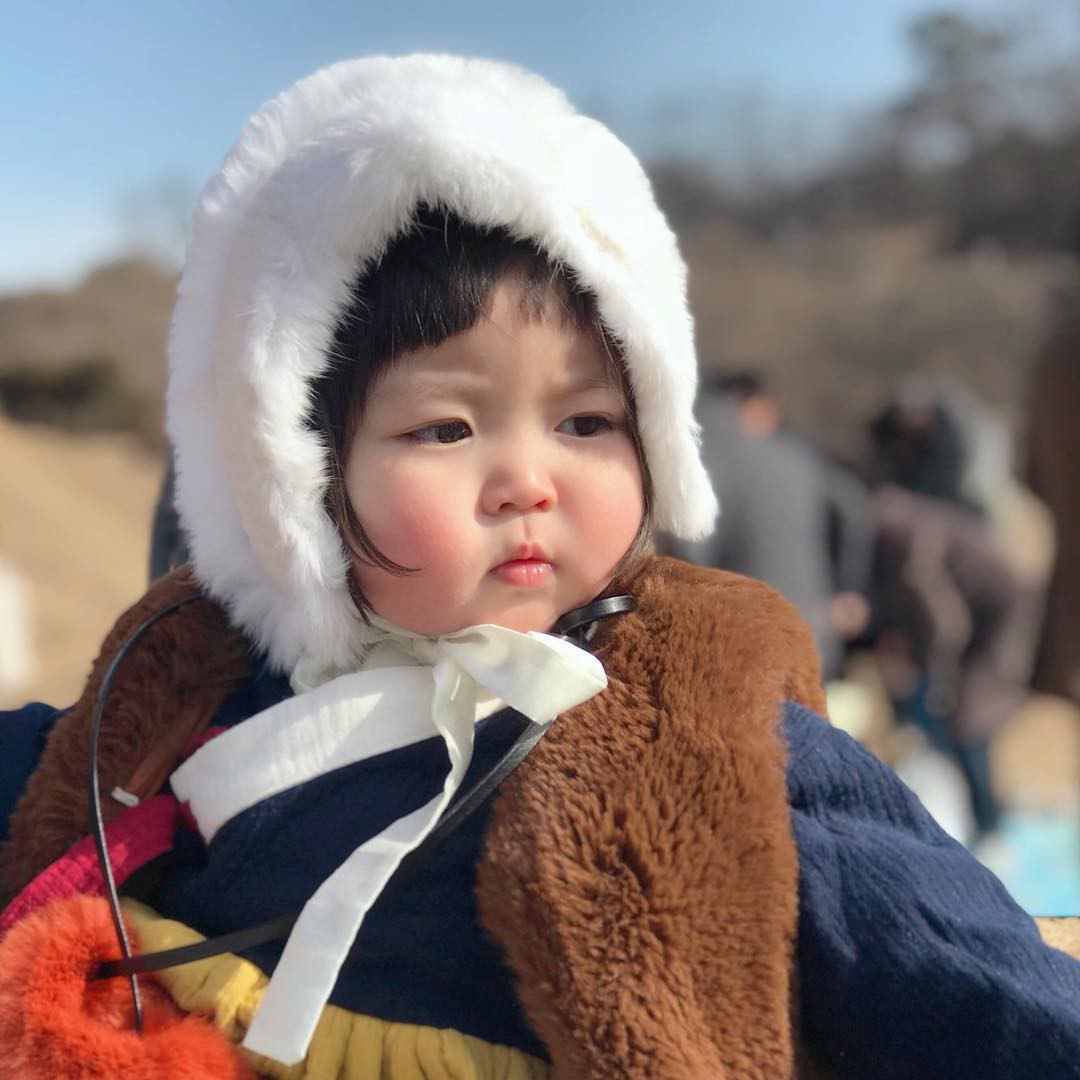 Em bé má bánh bao khiến ai cũng phải mê mẩn và yêu thích ngay từ cái nhìn đầu tiên! Hãy xem hình ảnh đáng yêu này và cùng cười thả ga với bé nhé!