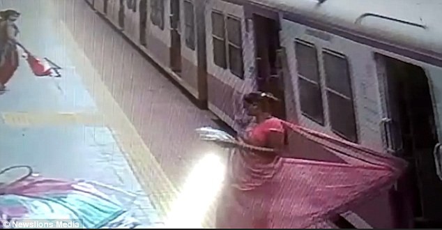 Khoảnh khắc thót tim: Mắc váy vào cửa tàu hỏa, người phụ nữ bị kéo đi trong sự hoảng hốt của hành khách trên sân ga - Ảnh 3.