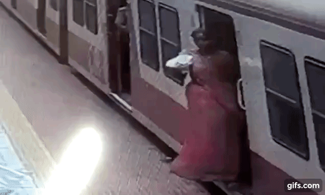 Khoảnh khắc thót tim: Mắc váy vào cửa tàu hỏa, người phụ nữ bị kéo đi trong sự hoảng hốt của hành khách trên sân ga - Ảnh 1.