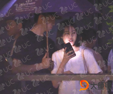 HOT: Trịnh Sảng bị paparazzi tóm sống đang ôm ấp, nắm tay giám đốc TVShow điển trai vào khách sạn - Ảnh 2.