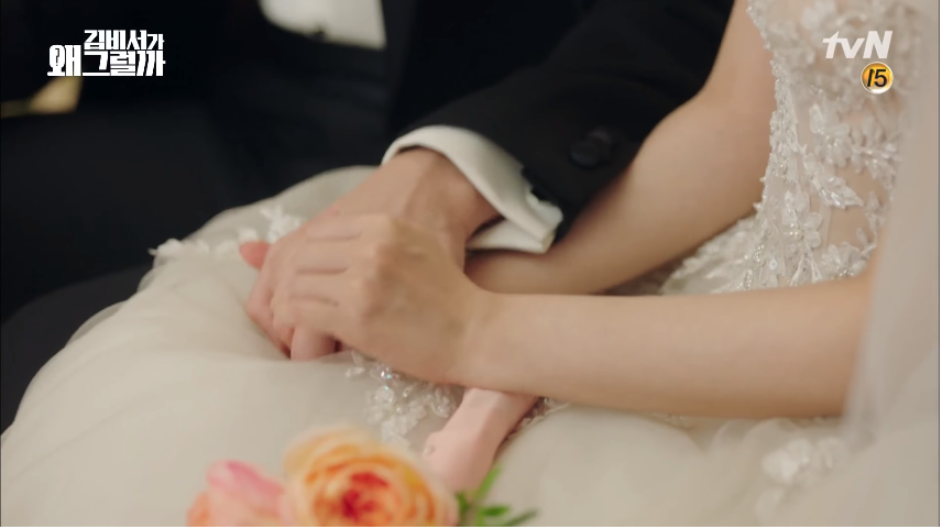 Fan tinh tường soi ra thư ký Kim Park Min Young mặc váy cưới lộng lẫy nhưng lại... quên đeo nhẫn cưới - Ảnh 3.