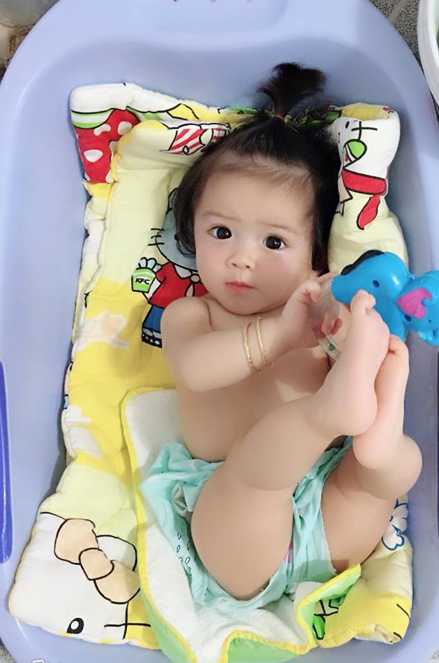 Clip mẹ địu con bằng túi nilon để làm việc, 10 người thì có đến 9 nói nguy hiểm nhưng sự thật là... - Ảnh 2.
