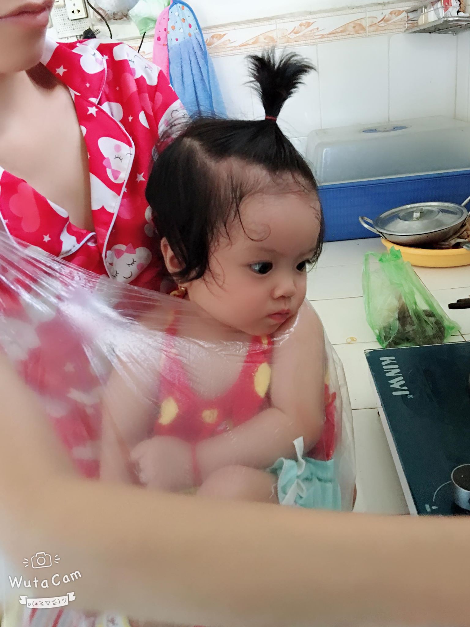 Clip mẹ địu con bằng túi nilon để làm việc, 10 người thì có đến 9 nói nguy hiểm nhưng sự thật là... - Ảnh 3.