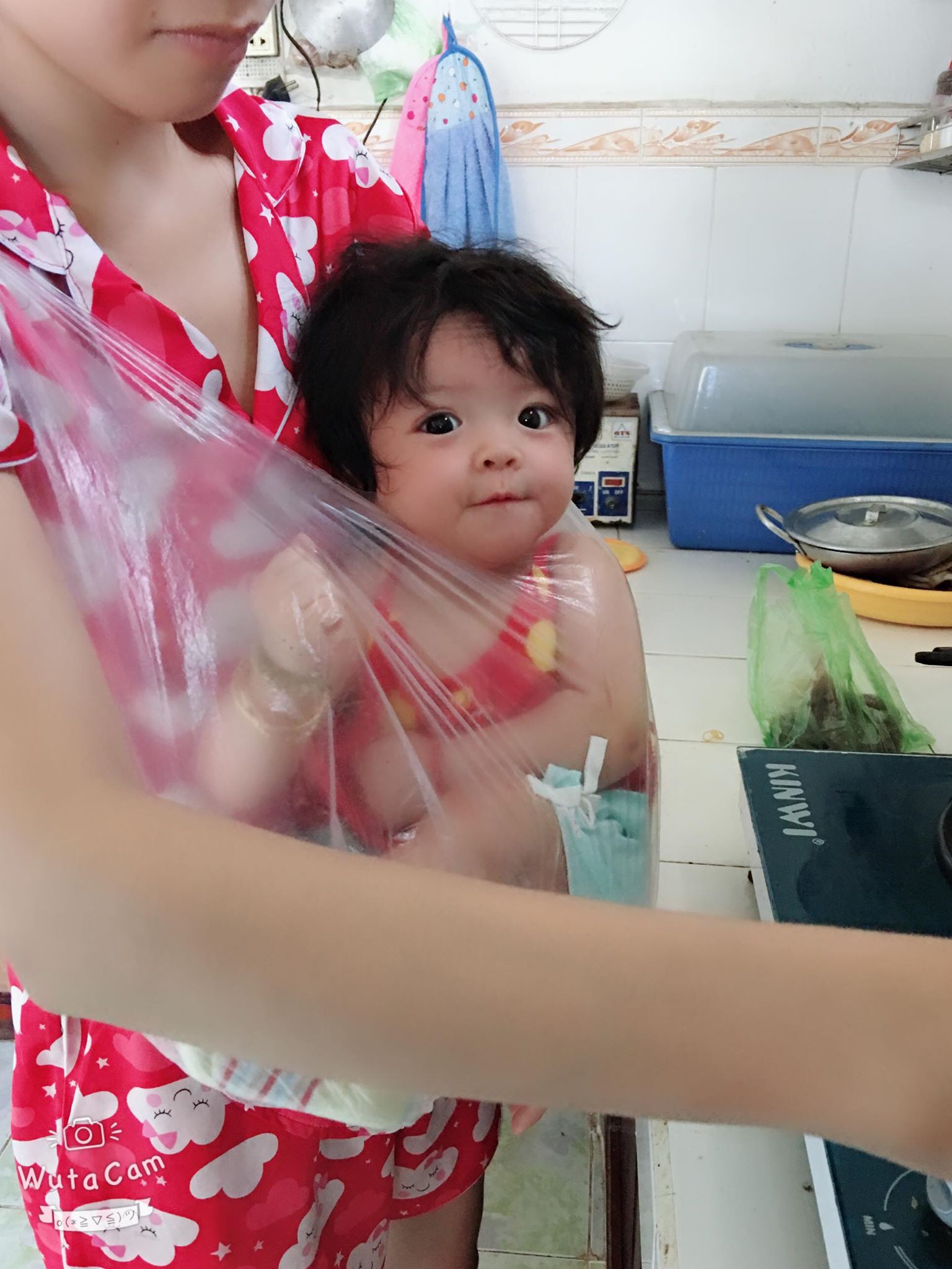 Clip mẹ địu con bằng túi nilon để làm việc, 10 người thì có đến 9 nói nguy hiểm nhưng sự thật là... - Ảnh 4.