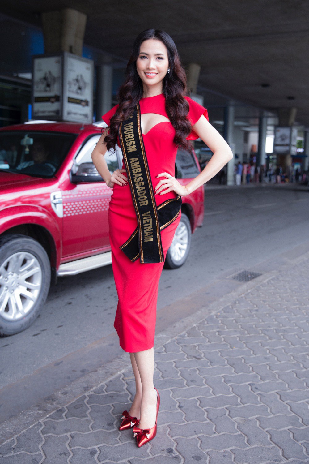 Phan Thị Mơ xinh đẹp ra sân bay đón dàn thí sinh Hoa hậu đại sứ du lịch thế giới - Ảnh 5.