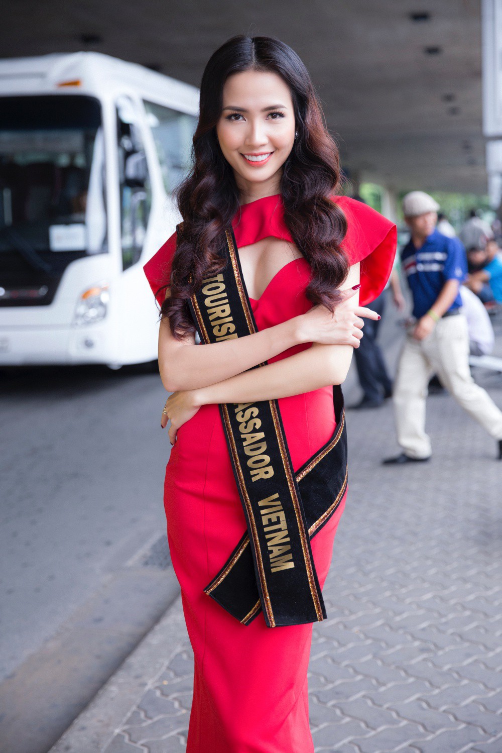 Phan Thị Mơ xinh đẹp ra sân bay đón dàn thí sinh Hoa hậu đại sứ du lịch thế giới - Ảnh 6.