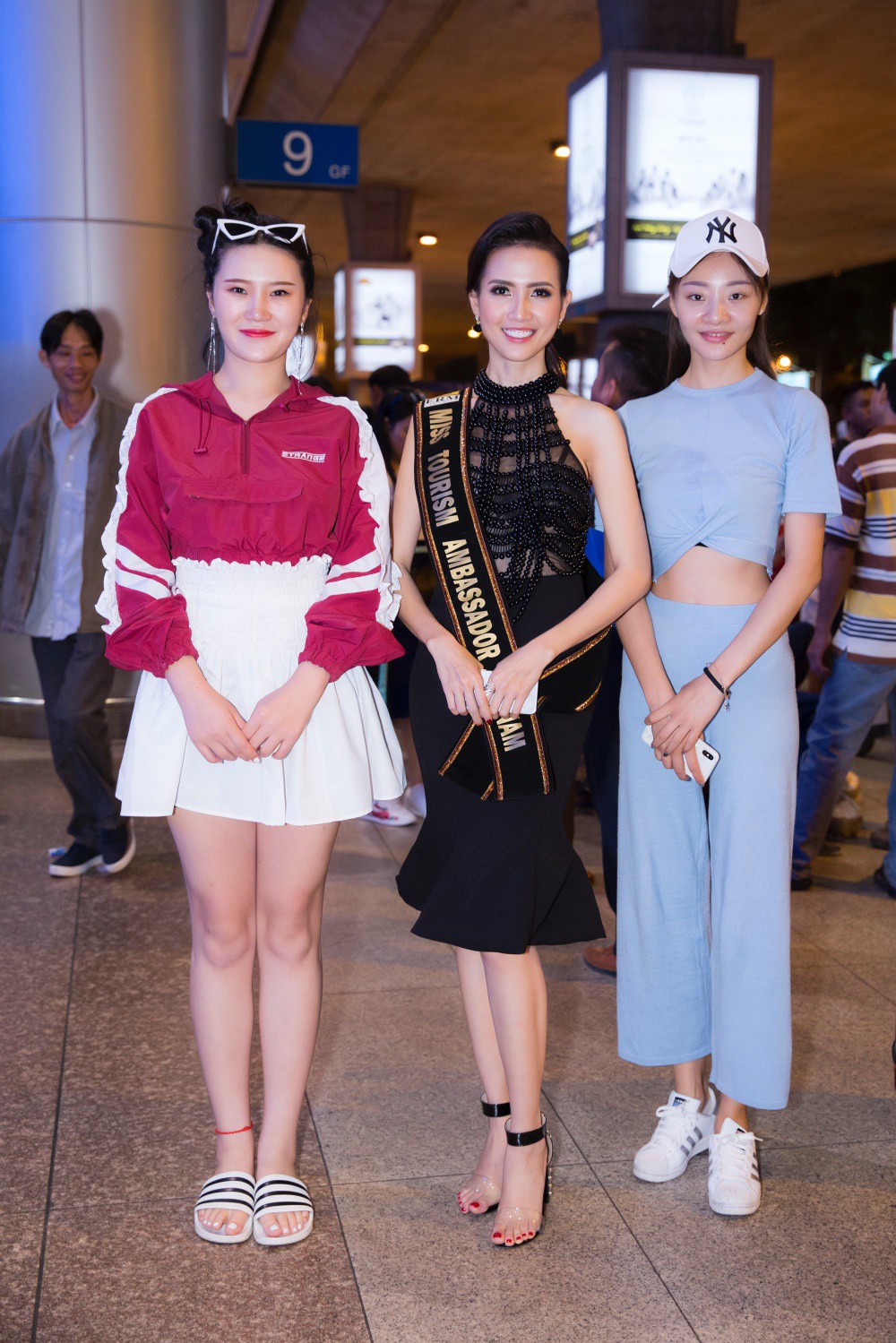 Phan Thị Mơ xinh đẹp ra sân bay đón dàn thí sinh Hoa hậu đại sứ du lịch thế giới - Ảnh 2.