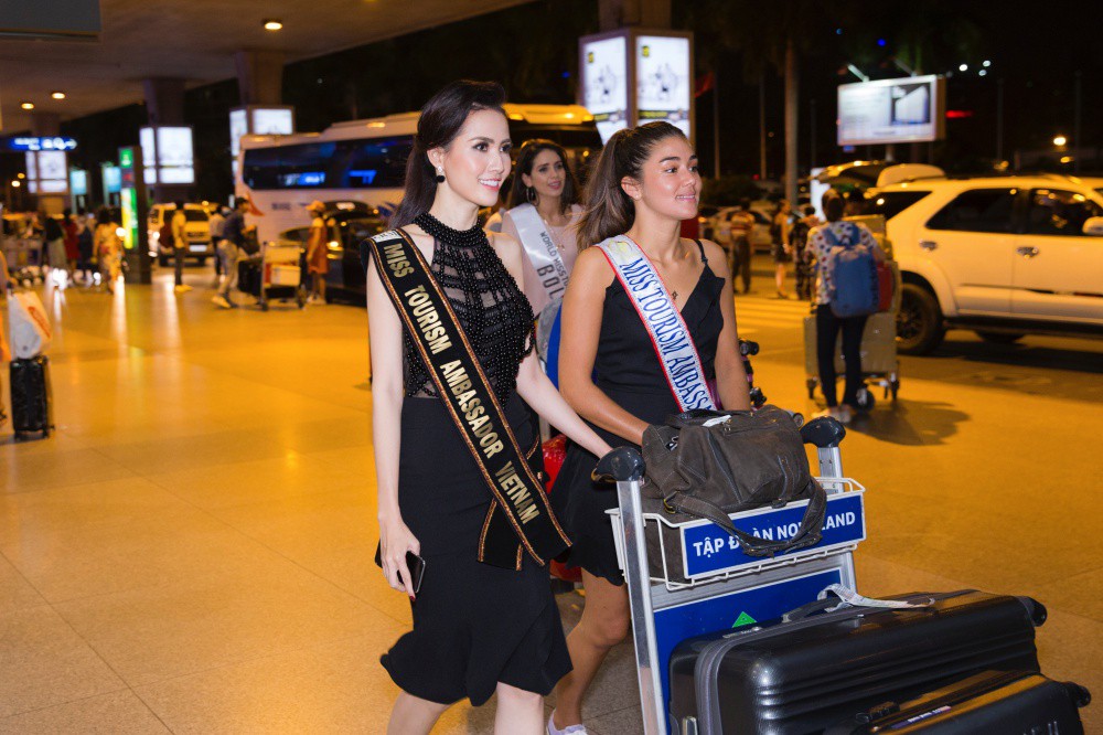 Phan Thị Mơ xinh đẹp ra sân bay đón dàn thí sinh Hoa hậu đại sứ du lịch thế giới - Ảnh 4.