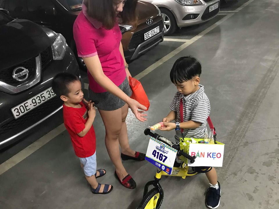 Lãi 178 nghìn đồng sau 2 buổi đi bán kẹo, cậu bé 4 tuổi ở Hà Nội học được nhiều điều nhờ cách dạy con kiếm tiền của mẹ - Ảnh 1. Lãi 178 nghìn đồng sau 2 buổi đi bán kẹo, cậu bé 4 tuổi ở Hà Nội học được nhiều điều nhờ cách dạy con kiếm tiền của mẹ - Ảnh 1.