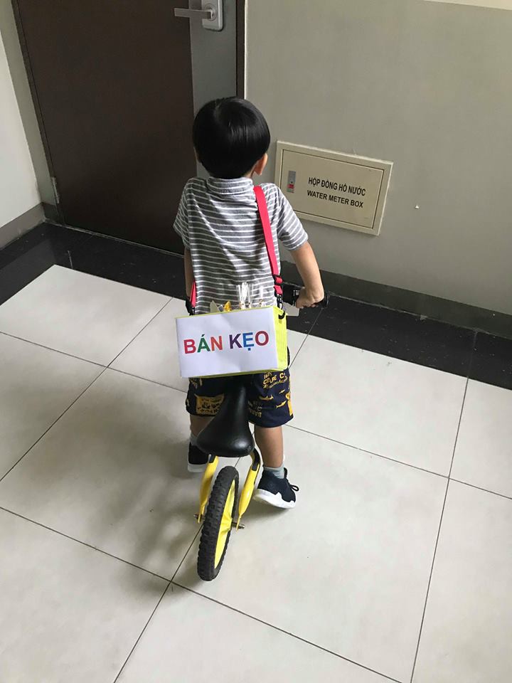 Lãi 178 nghìn đồng sau 2 buổi đi bán kẹo, cậu bé 4 tuổi ở Hà Nội học được nhiều điều nhờ cách dạy con kiếm tiền của mẹ - Ảnh 5. Lãi 178 nghìn đồng sau 2 buổi đi bán kẹo, cậu bé 4 tuổi ở Hà Nội học được nhiều điều nhờ cách dạy con kiếm tiền của mẹ - Ảnh 5.