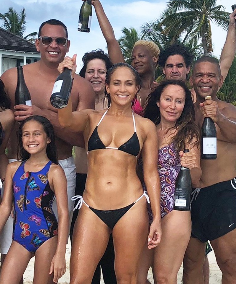 Wearing a bikini to celebrate her 49th birthday, Jennifer Lopez caused a stir with her ageless beauty - Photo 1.