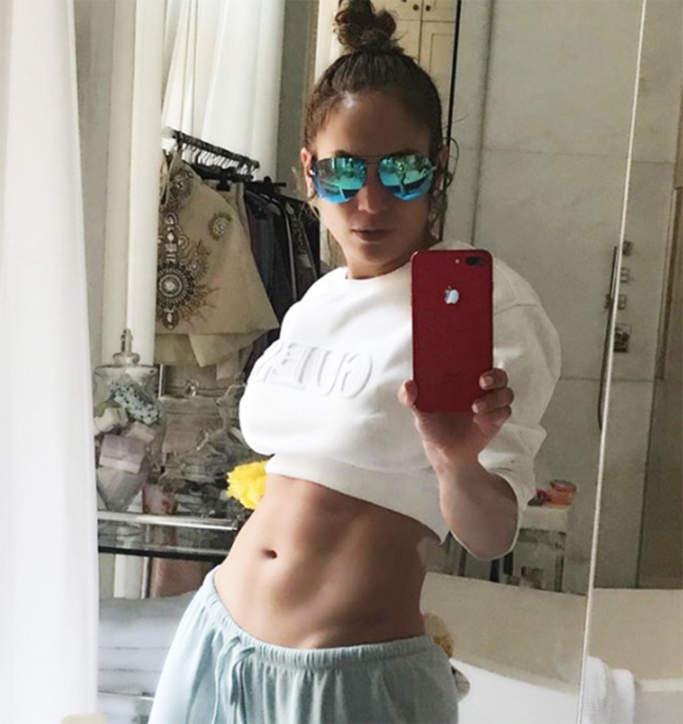 Diện bikini ăn mừng sinh nhật tuổi 49, Jennifer Lopez gây sốt với vẻ đẹp không tuổi - Ảnh 3.