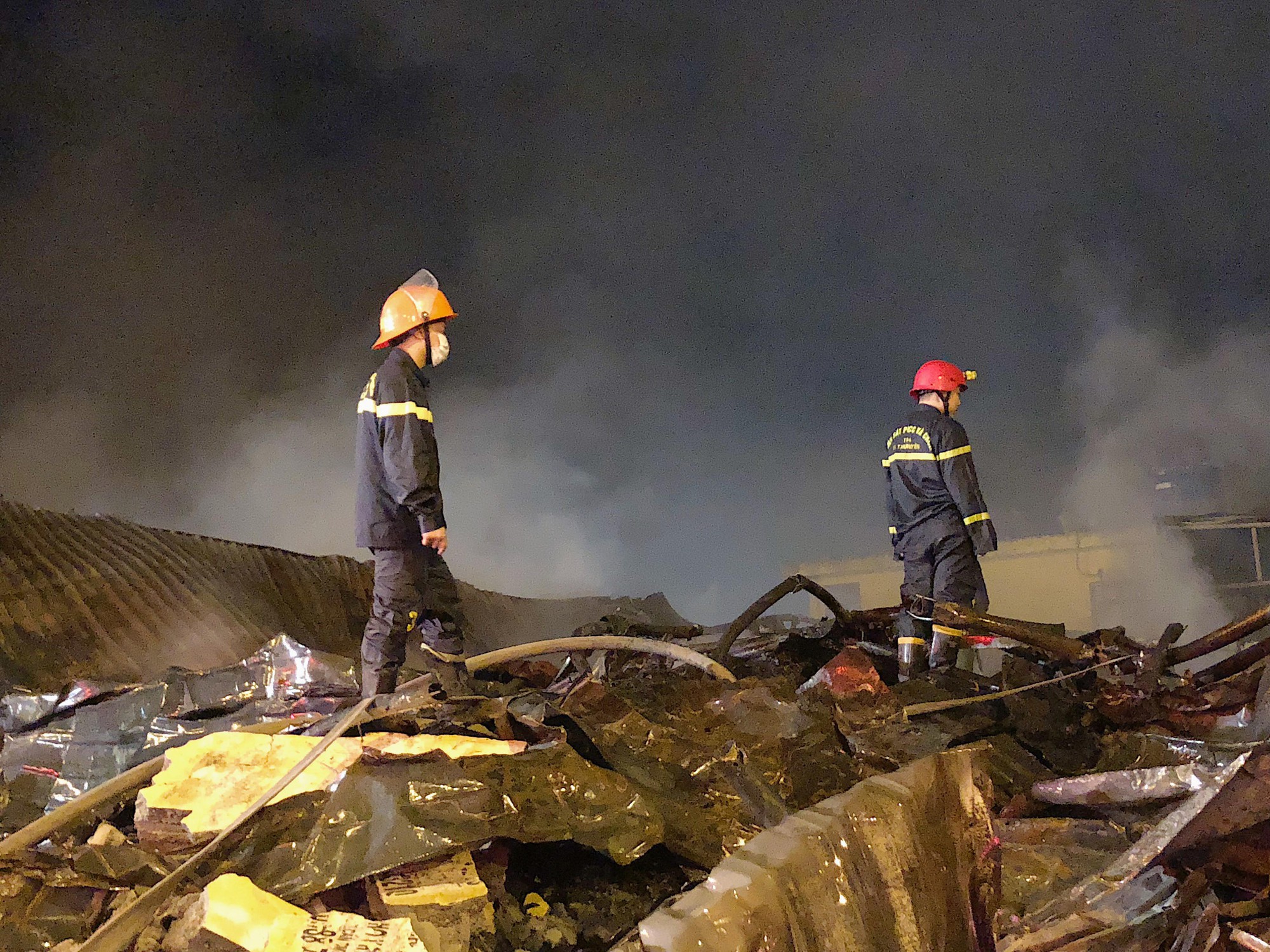 Xót xa cảnh tiểu thương sốc đến ngất xỉu sau vụ cháy chợ Gạo: “Chúng tôi không làm được gì cả, chỉ khóc thôi” - Ảnh 3. Xót xa cảnh tiểu thương sốc đến ngất xỉu sau vụ cháy chợ Gạo: “Chúng tôi không làm được gì cả, chỉ khóc thôi” - Ảnh 3.