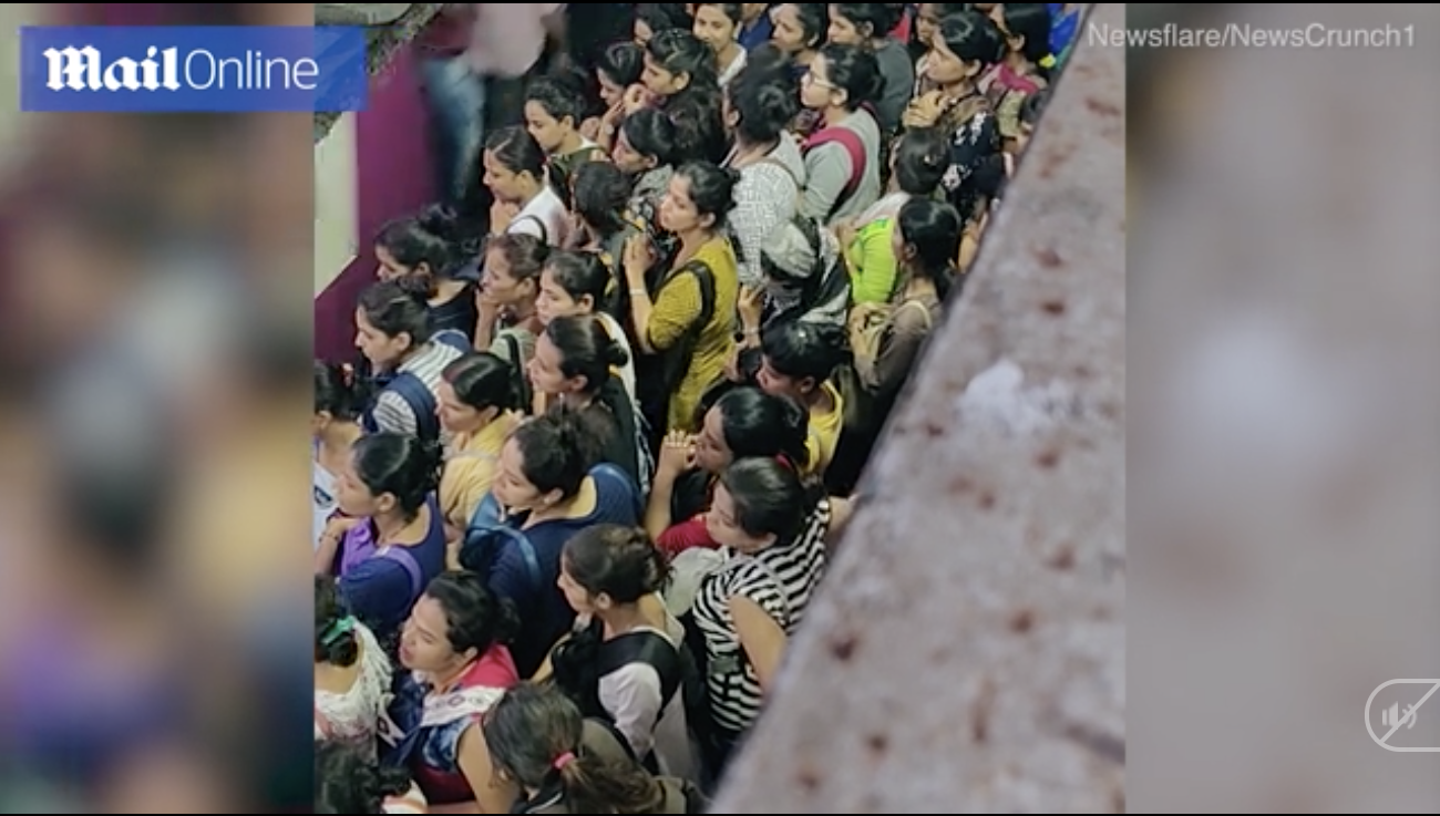 Cảnh tượng chen lấn xô đẩy nguy hiểm đến khó tin tại ga tàu hỏa Ấn Độ giờ cao điểm - Ảnh 1.