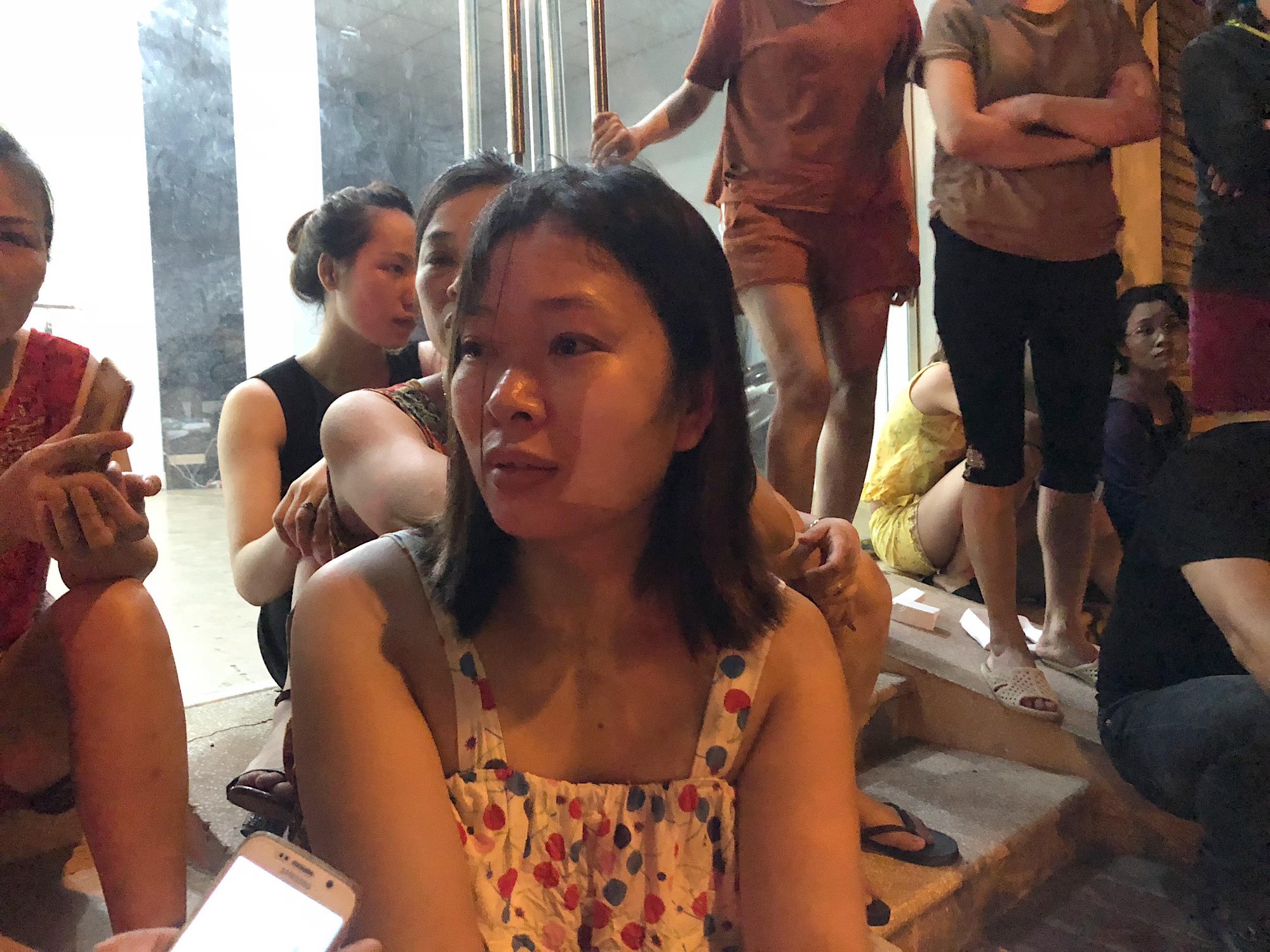Xót xa cảnh tiểu thương sốc đến ngất xỉu sau vụ cháy chợ Gạo: “Chúng tôi không làm được gì cả, chỉ khóc thôi” - Ảnh 5. Xót xa cảnh tiểu thương sốc đến ngất xỉu sau vụ cháy chợ Gạo: “Chúng tôi không làm được gì cả, chỉ khóc thôi” - Ảnh 5.