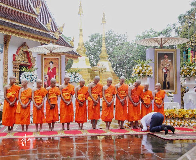 Các thành viên đội bóng Thái Lan xuống tóc vào chùa tu tập và tưởng niệm người thợ lặn đã mất - Ảnh 4.