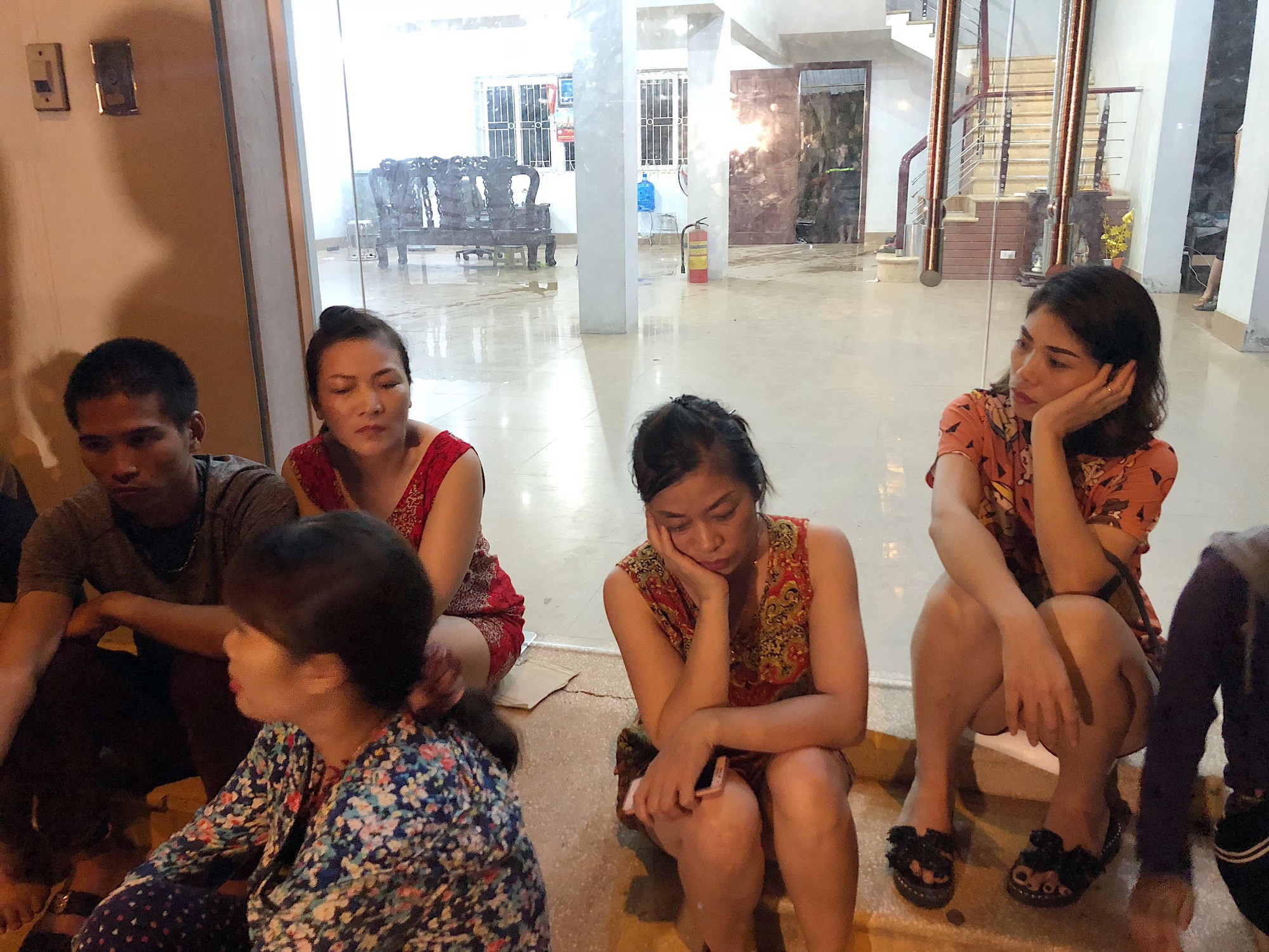 Xót xa cảnh tiểu thương sốc đến ngất xỉu sau vụ cháy chợ Gạo: “Chúng tôi không làm được gì cả, chỉ khóc thôi” - Ảnh 6. Xót xa cảnh tiểu thương sốc đến ngất xỉu sau vụ cháy chợ Gạo: “Chúng tôi không làm được gì cả, chỉ khóc thôi” - Ảnh 6.