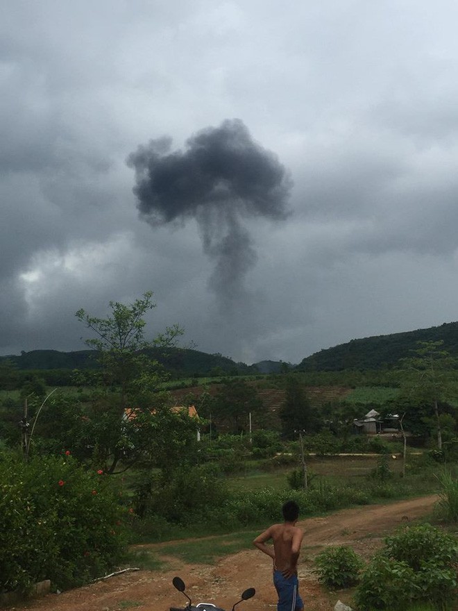 Máy bay Su-22 rơi ở Nghệ An, đưa thi thể 2 phi công rời khỏi hiện trường - Ảnh 16.