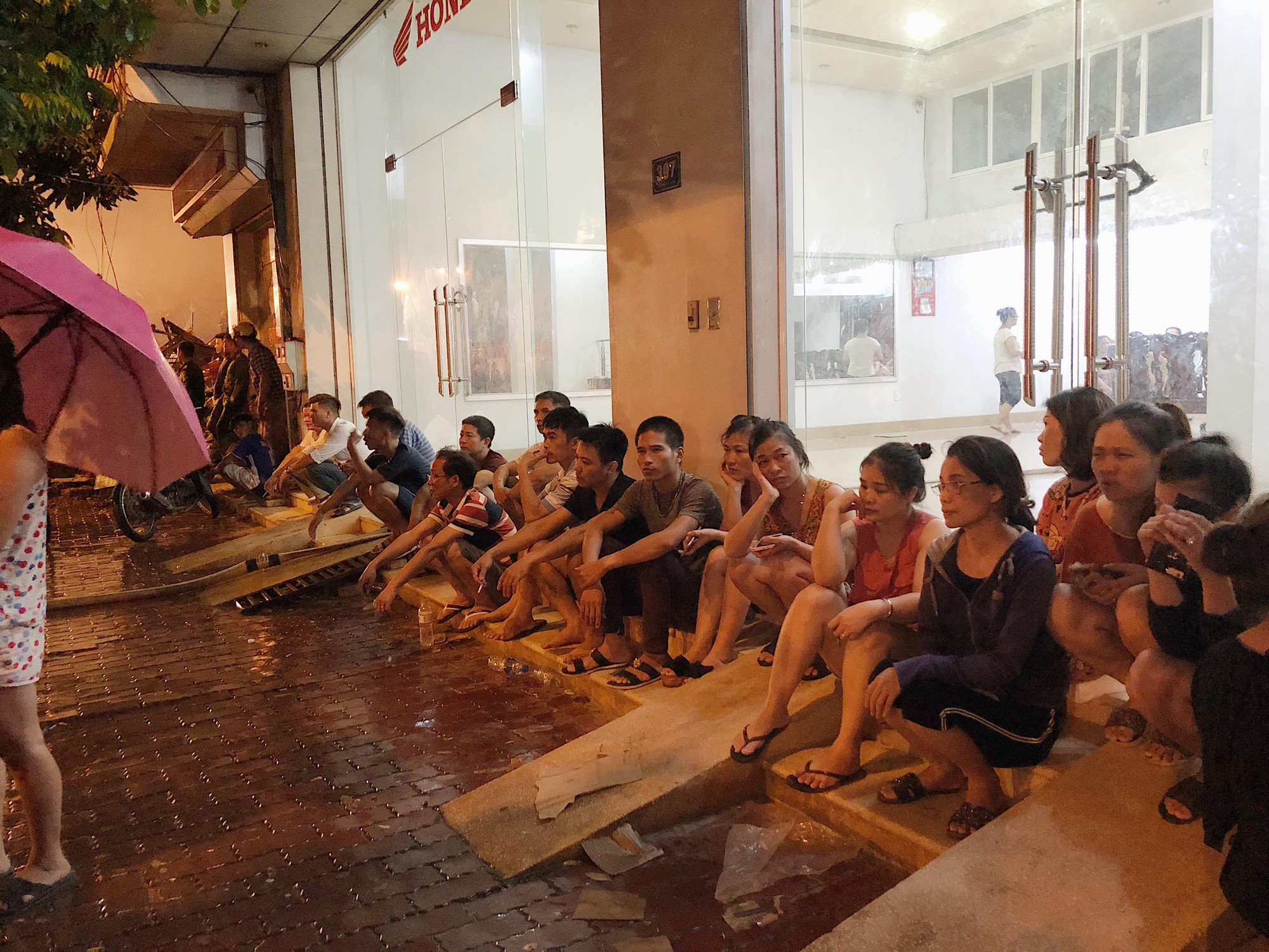 Xót xa cảnh tiểu thương sốc đến ngất xỉu sau vụ cháy chợ Gạo: “Chúng tôi không làm được gì cả, chỉ khóc thôi” - Ảnh 7. Xót xa cảnh tiểu thương sốc đến ngất xỉu sau vụ cháy chợ Gạo: “Chúng tôi không làm được gì cả, chỉ khóc thôi” - Ảnh 7.