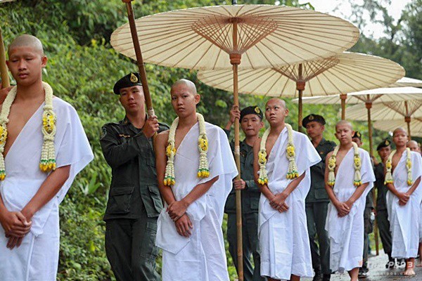 Các thành viên đội bóng Thái Lan xuống tóc vào chùa tu tập và tưởng niệm người thợ lặn đã mất - Ảnh 6.