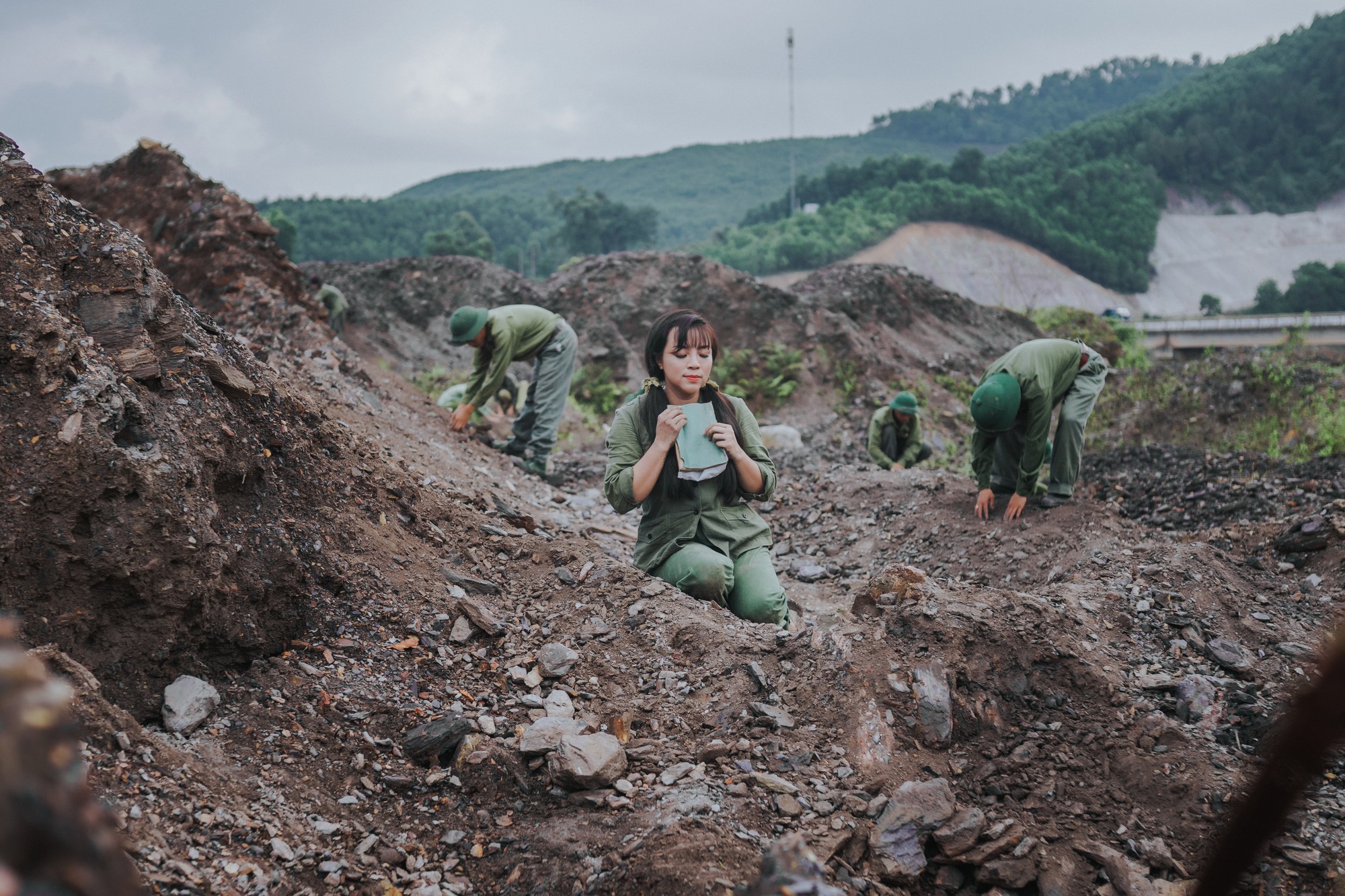 Bà xã hotgirl của Việt Hoàn bị cháy xém da vì nắng và bom mìn trong MV ấp ủ 12 năm của nghệ sĩ Tố Nga  - Ảnh 4.