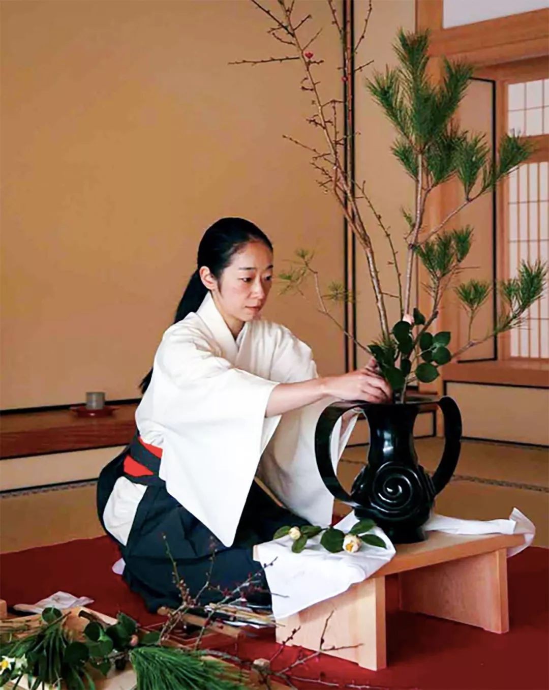Sau 10 năm ẩn dật, người phụ nữ Nhật Bản trở thành kho báu quốc gia khi được mọi người mệnh danh là bậc thầy cắm hoa - Ảnh 4.
