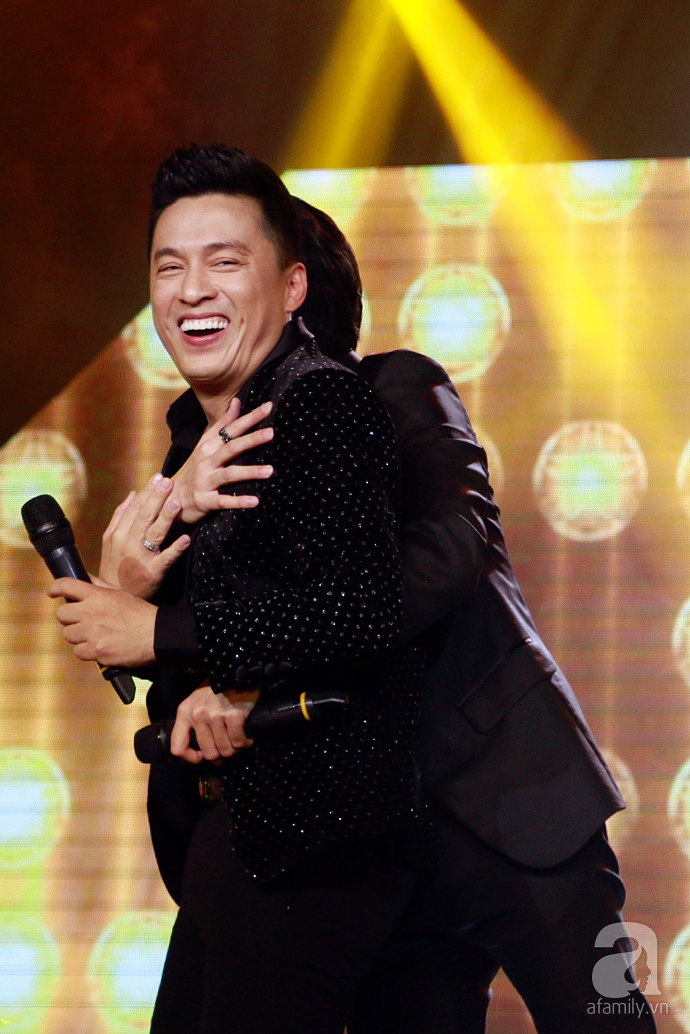 Noo Phước Thịnh - Lam Trường ôm nhau thắm thiết, gây xúc động với màn song ca 2 thế hệ - Ảnh 9. Noo Phước Thịnh - Lam Trường ôm nhau thắm thiết, gây xúc động với màn song ca 2 thế hệ - Ảnh 9.