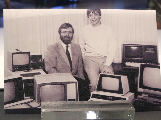Đây là danh thiếp đầu tiên của Bill Gates, đang được trưng bày như một kỷ vật - Ảnh 2.
