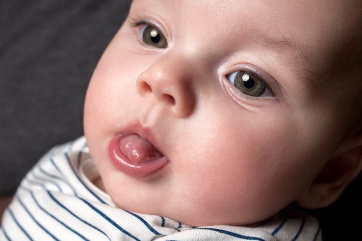 Những biểu hiện của trẻ sơ sinh tưởng là bình thường nhưng thực ra nó cho thấy trẻ đang bất ổn - Ảnh 7.