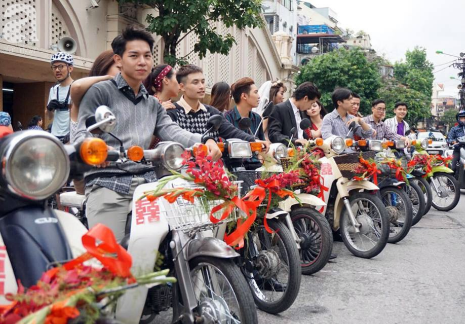 Người Hà Nội ngỡ ngàng với đám cưới theo phong cách thời bao cấp xuất hiện giữa phố - Ảnh 6.