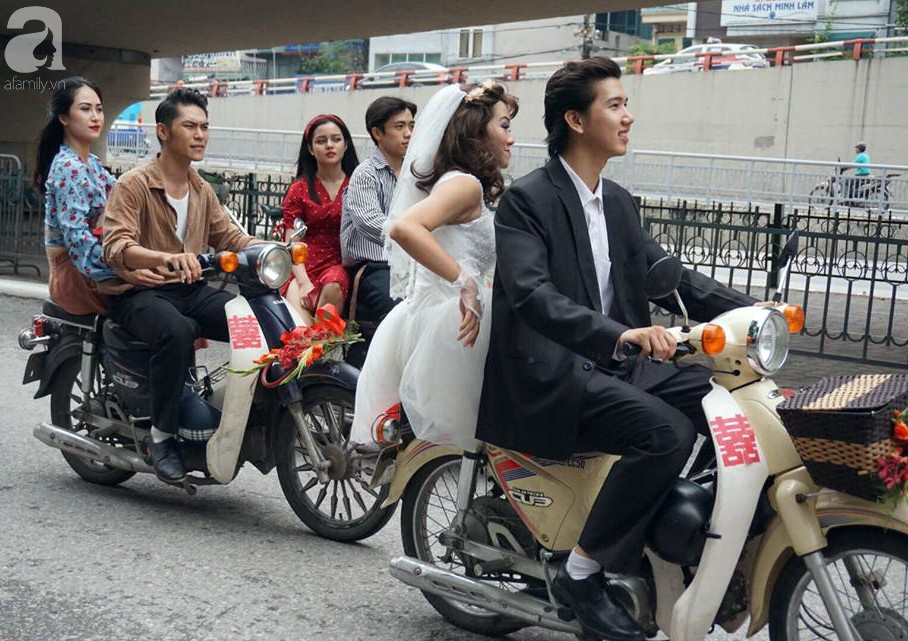 Người Hà Nội ngỡ ngàng với đám cưới theo phong cách thời bao cấp xuất hiện giữa phố - Ảnh 4.