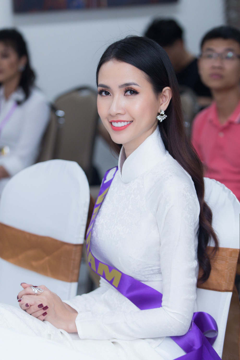 Phan Thị Mơ mặc áo dài trắng, đón 48 thí sinh Hoa hậu quốc tế đi phố cổ Hội An  - Ảnh 1.